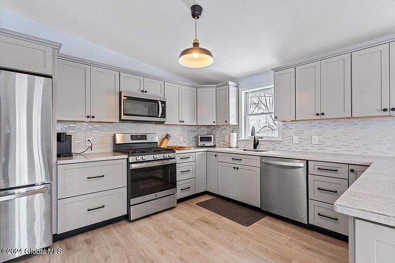 3rd image of 20 Green Avenue