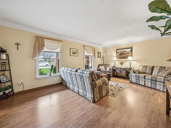 4th image of 4 Dartmouth Dr