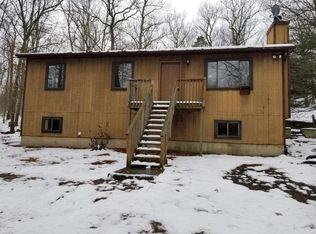 114 Sparrow Loop Rd, Bushkill, PA 18324