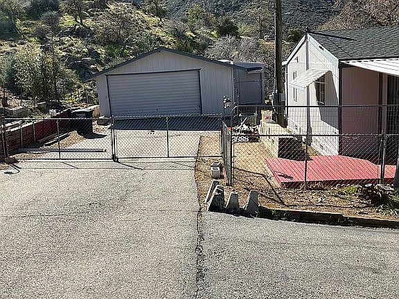 3rd image of 2724 Bodfish Canyon Rd