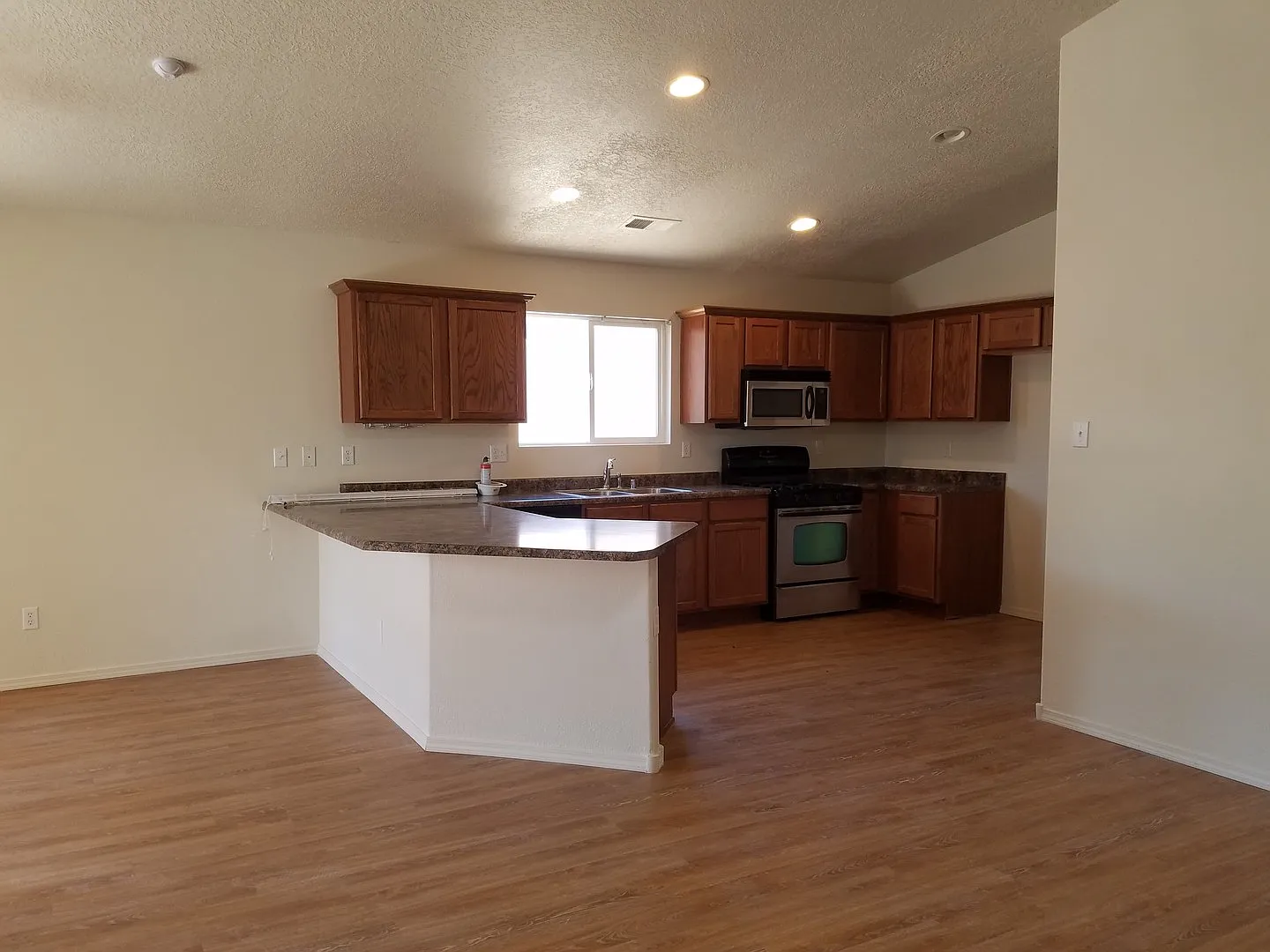3 bed, 2 bath, 1400 sq ft home in Huning Ranch - New Carpet — Photo 4