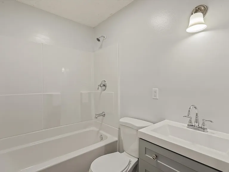 216 W 39th St #A — Photo 7