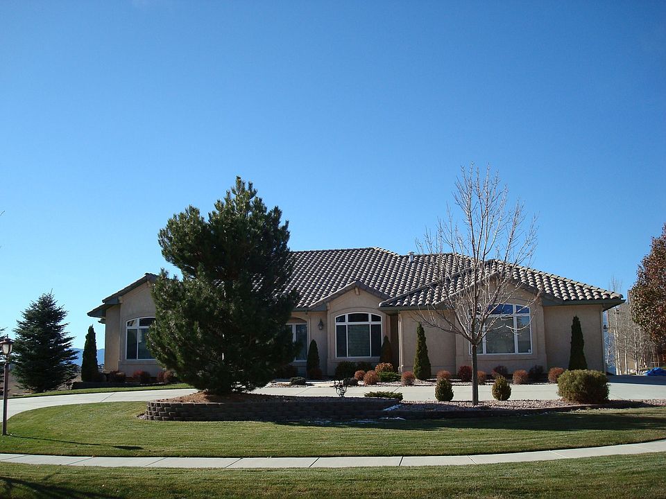   Circle drive, side entry garage