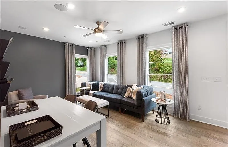 3 bed, 3.5 bath, 2332 sqft, $4,100 — Photo 4