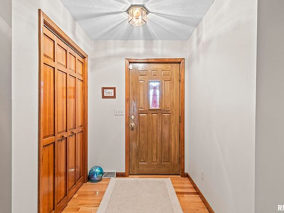 4th image of 197 Joan Dr