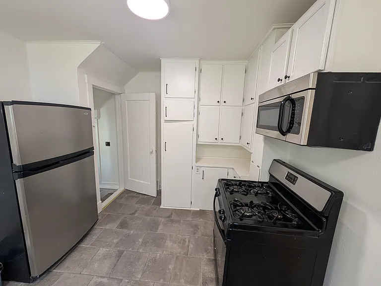 615 E 52nd St — Photo 5