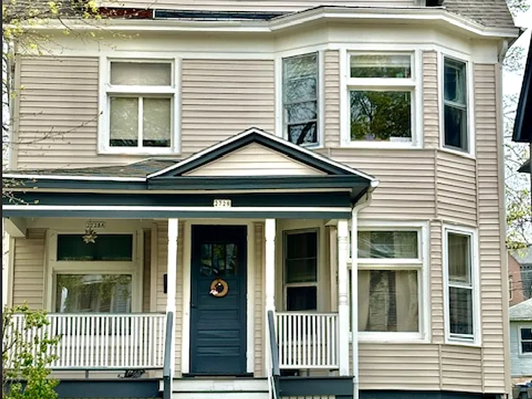$1565 2 Bedroom Upper Flat Near UWM - 2728 N Murray — Photo 16