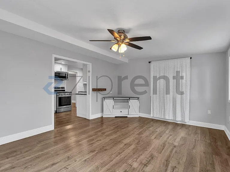 717 Pebble Dr — Photo 4
