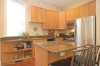 3rd image of 1120 W Oakdale Ave APT 1R