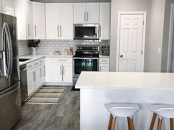 4th image of 215 Fox Glen Dr W