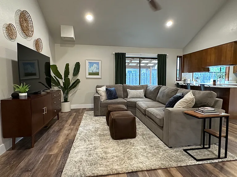 514 NE Joanne Cir — Photo 3
