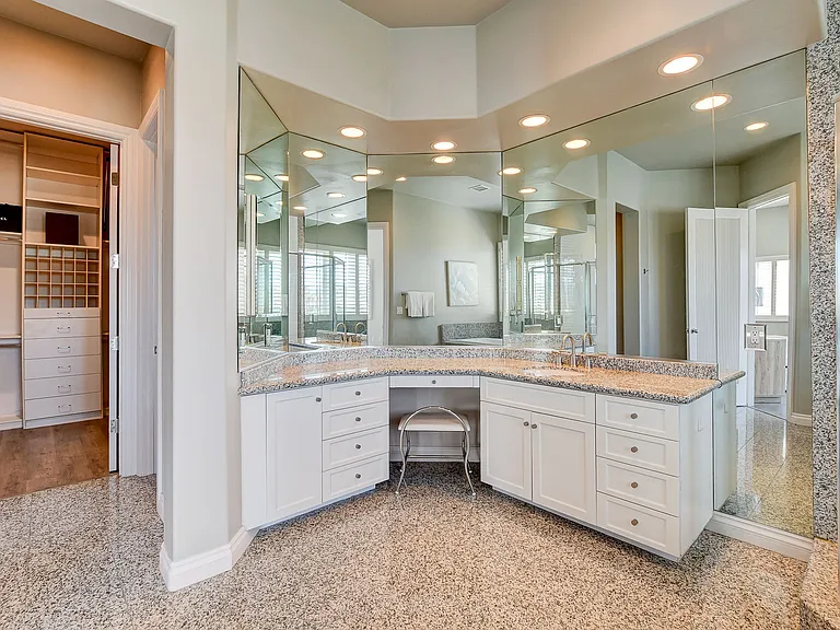 Master HIs/Hers Full Bathroom 2