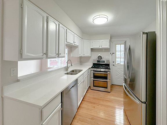4th image of 536 S Villa Ave