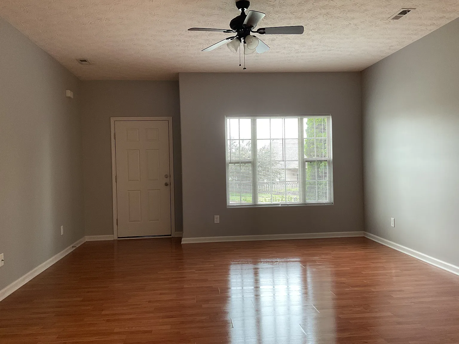 3 bed, 1440 sqft, $1,925 — Photo 2