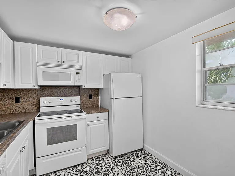 1505 Crescent Cir #B24 — Photo 11
