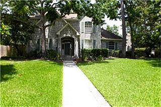 A view of the front of home and yard.