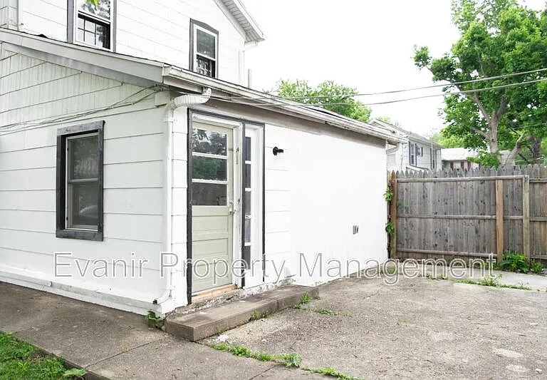 126 N Walnut St — Photo 3