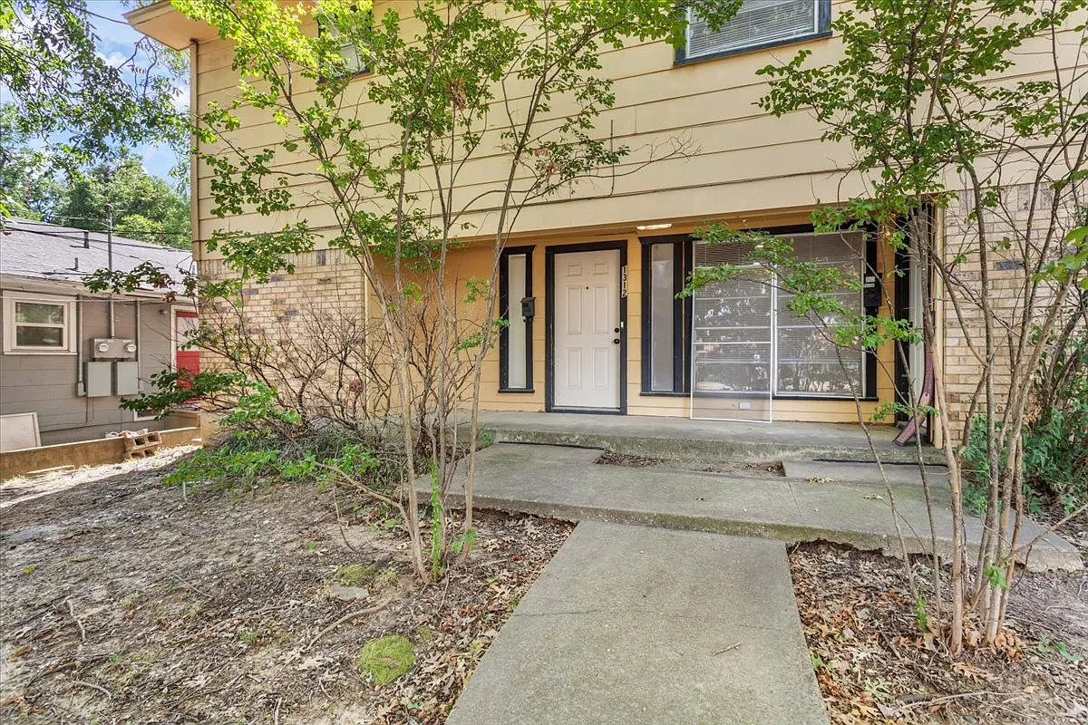 1312 N Travis Street - 1 — Photo 4