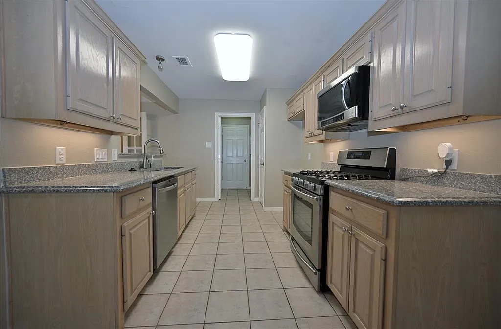 3 bed, 2.0 bath, 1820 sqft, $2,095 — Photo 3
