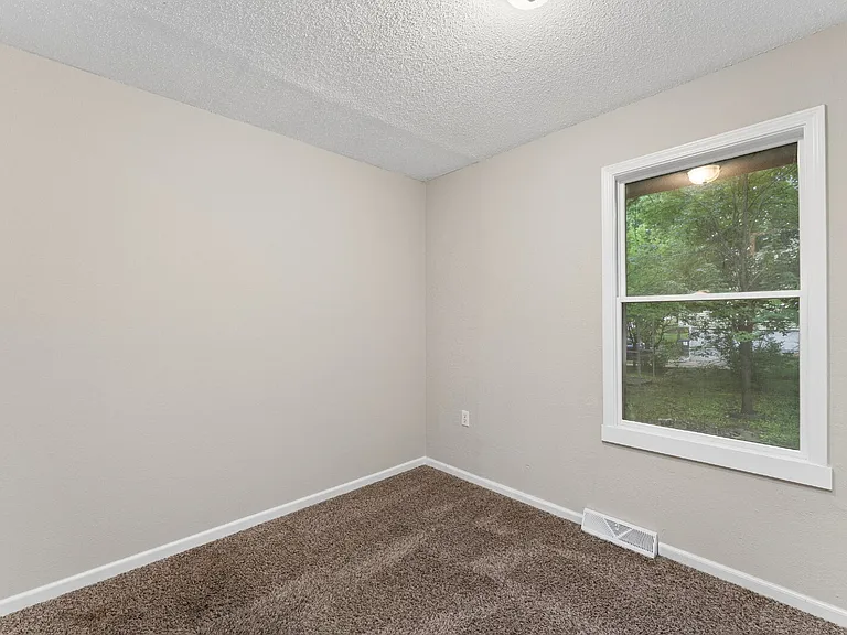 416 SE Claremont St — Photo 27