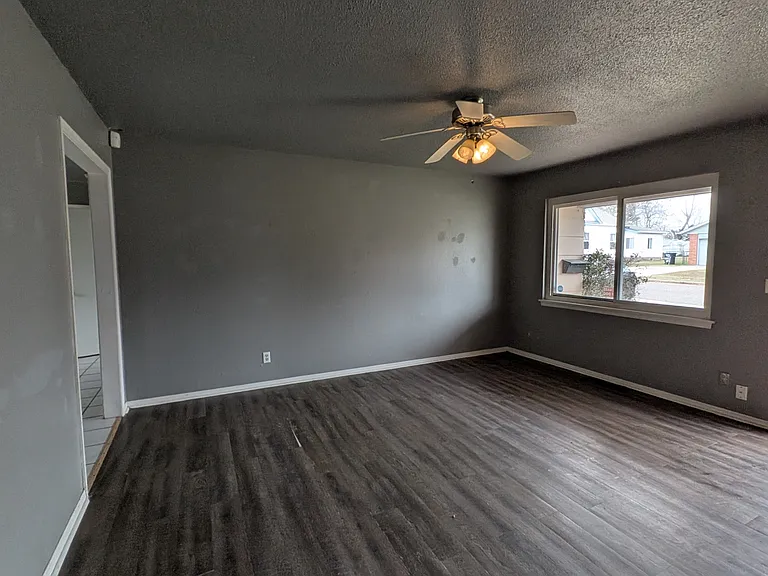 126 N Draper Ave — Photo 3