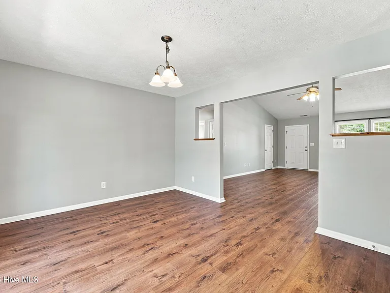 308 Carrie Ct — Photo 6