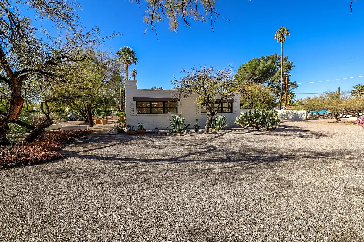 Building Photo - 150 S Palomar Dr