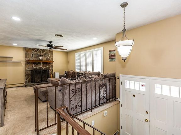 4th image of 8 Carol Ann Dr