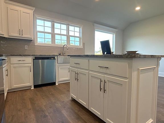 5th image of 217 Barry Field Cres