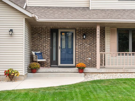 3rd image of 5886 Woodland Dr