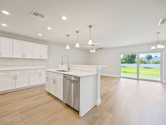 5th image of 218 Hidden Woods Pl