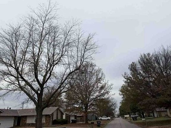 Exterior Neighborhood (street photo)