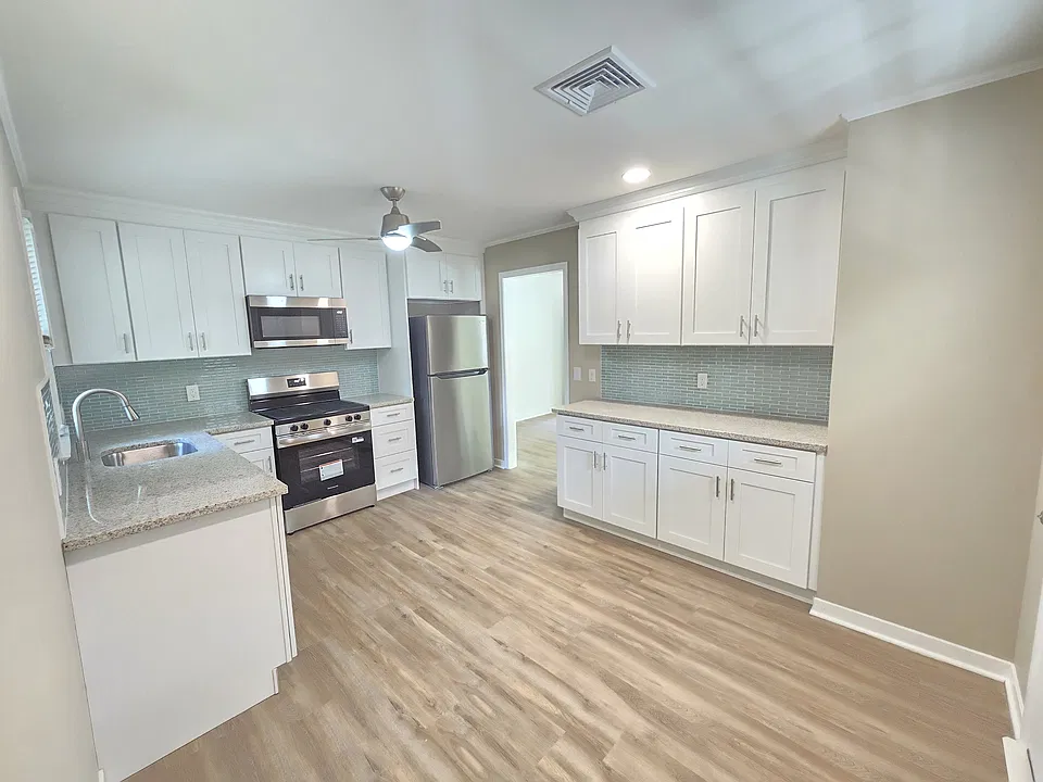 7 Locust St