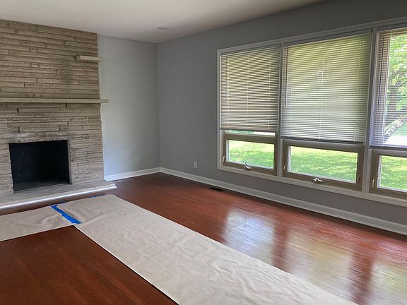 Living Room - Large windows - Beautiful Fireplace