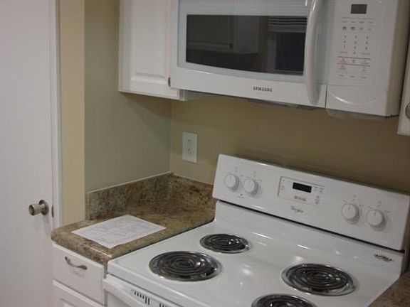 5th image of 102 Woodlawn Cir