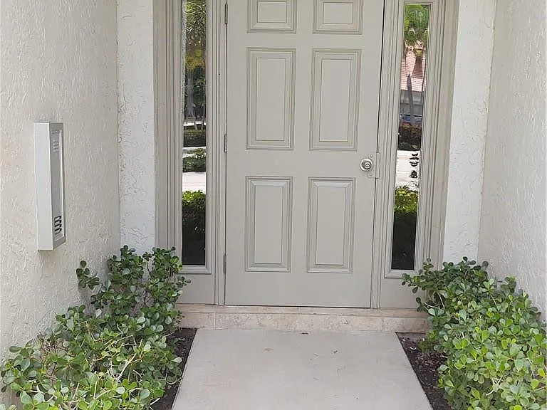5801 Coach House Cir #B — Photo 3