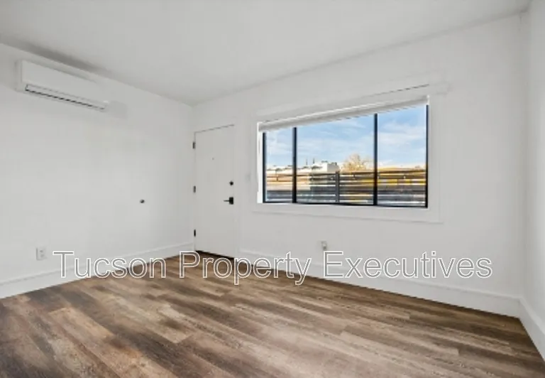 824 E 10th St #D — Photo 13