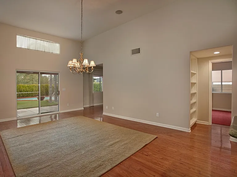2952 N Saint Augustine Pl — Photo 8