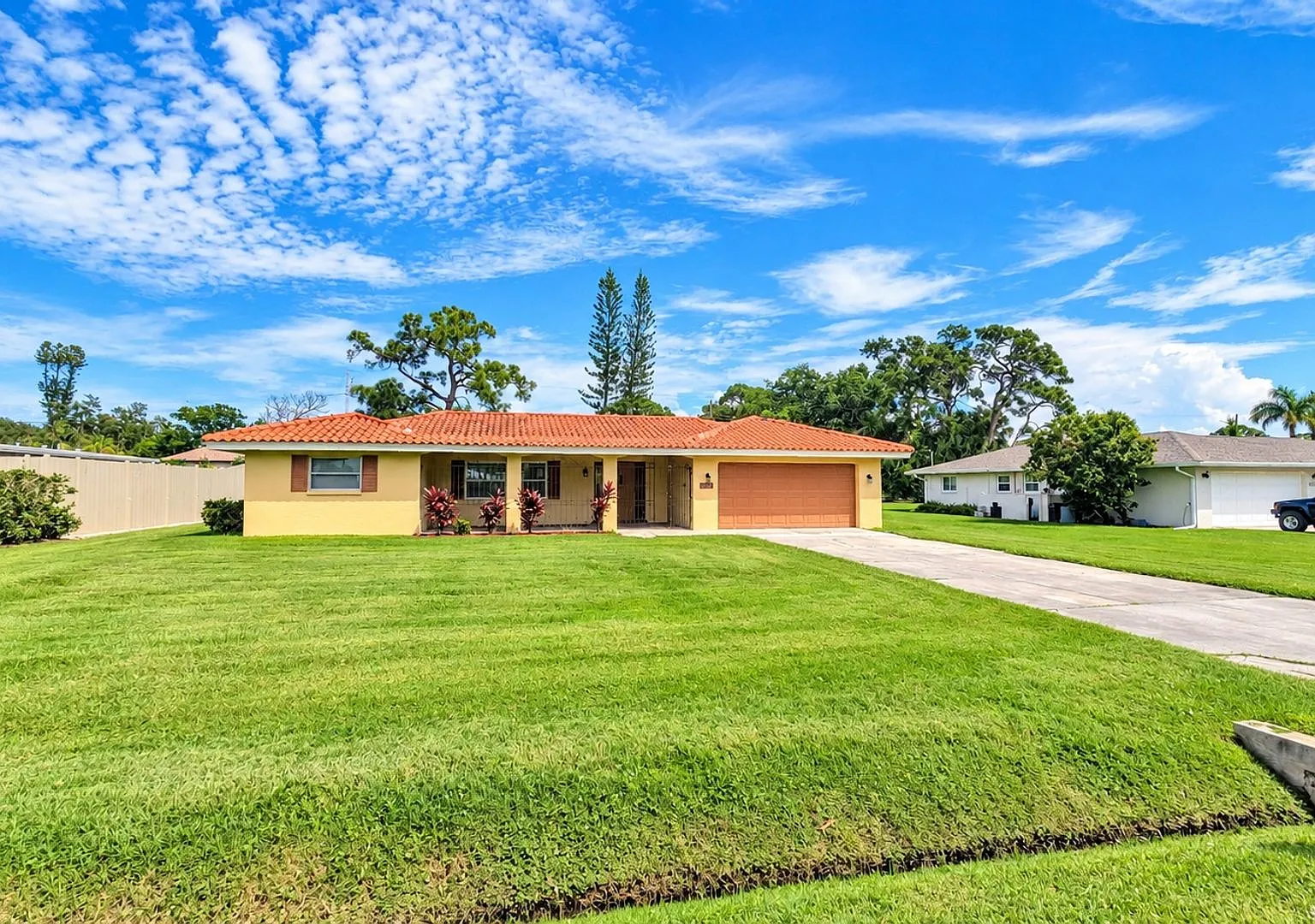 Annual Unfurnished-3/2 Sfh With New Kitchen, Less Than One Mile From Siesta Key!! — Photo 1