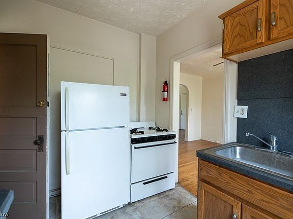5th image of 3016 S Moreland Blvd