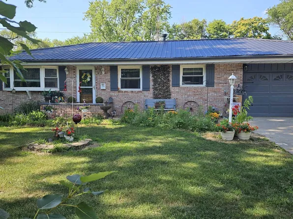 704 N Cherry St, Abingdon, IL 61410