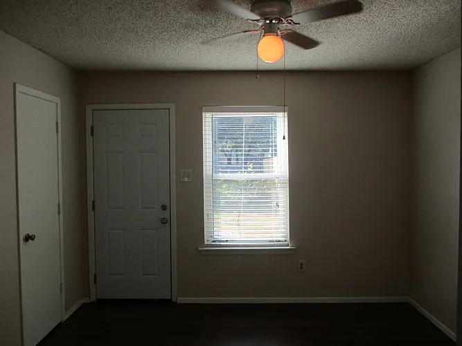 121 Oakwood Ln — Photo 9