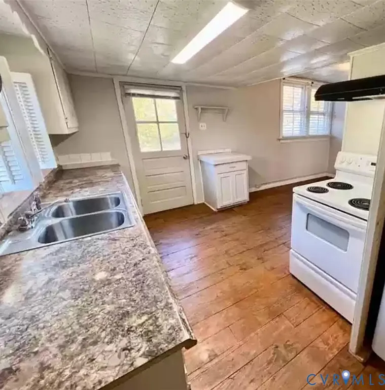 3 bed, 2.0 bath, 2039 sqft, $1,000 — Photo 1