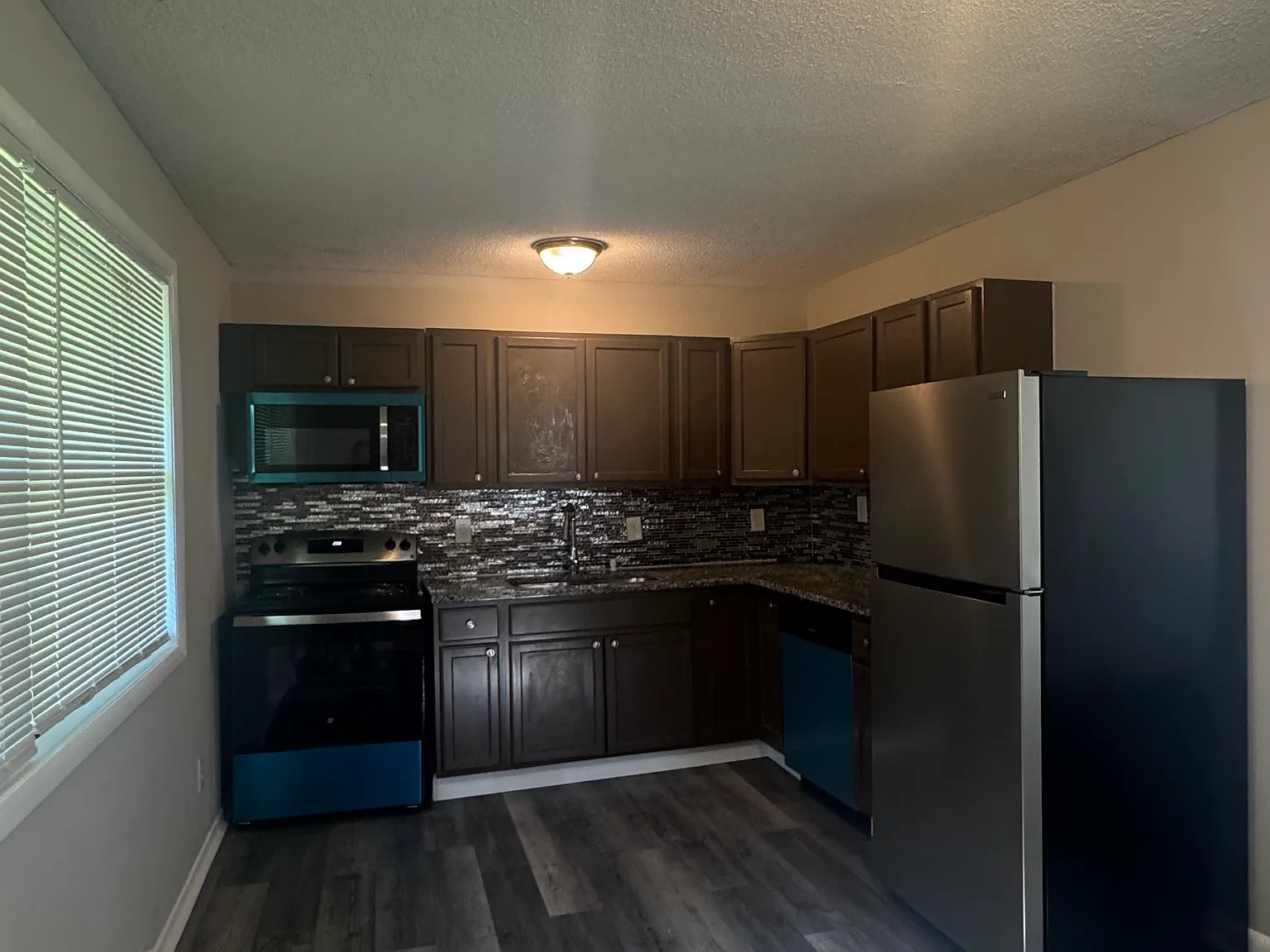 3 bed, 1.5 bath, 988 sqft, $1,950 — Photo 3