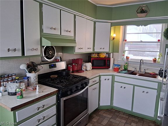 2nd image of 2516 Weir Rd NE