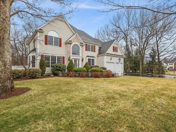 2 Kristen Cir, North Attleboro, MA 02760