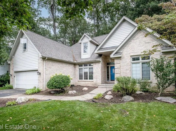 5560 Huron Hills Dr, Commerce Township, MI 48382