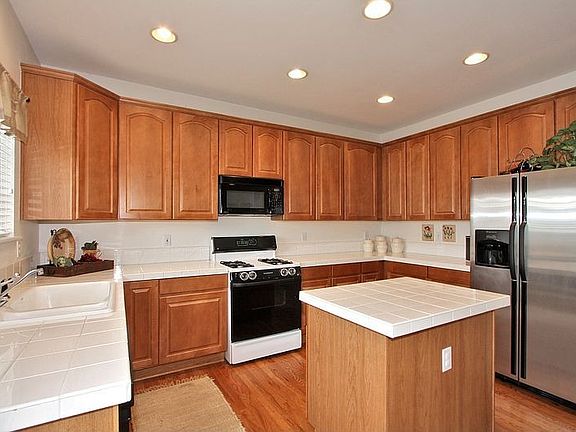 Gorgeous Kitchen w/ Island, Upgraded Large Cabinets & Countertops 