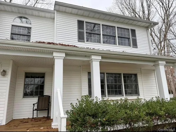86 Krispin Ln #B, East Setauket, NY 11733