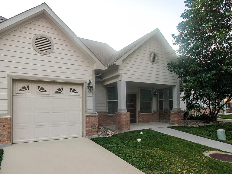 12208 Abbey Glen Ln SE #D — Photo 1